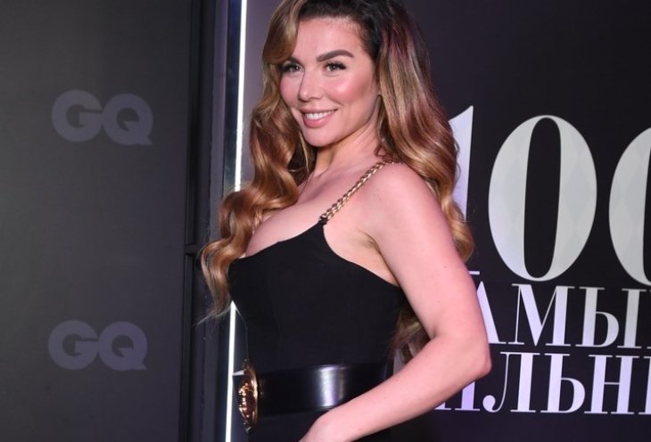 «Сочные апельсинки»: Седокова оголила пышный бюст в платье с дерзким декольте