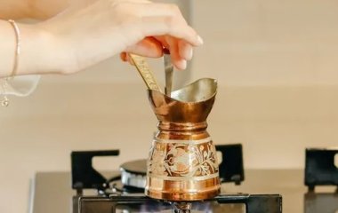 Як ефективно та без побутової хімії очистити кухонну плиту від жиру та плям