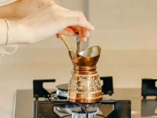 Как эффективно и без бытовой химии очистить кухонную плиту от жира и пятен