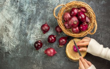 Больше никаких слез: три действенных метода, которые помогут не плакать во время нарезания лука