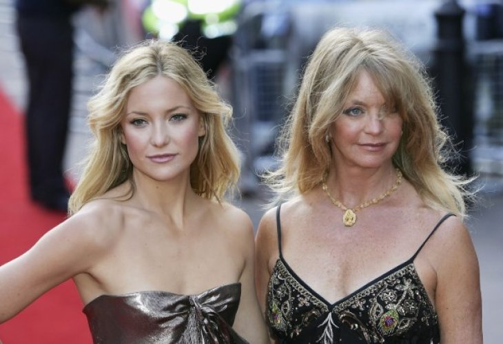  Кейт Хадсон поделилась зимним снимком с мамой 