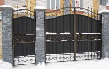 Современные распашные ворота из металла