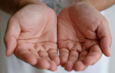Медики розповіли ознаками якої небезпечної недуги є свербіж та почервоніння долонь