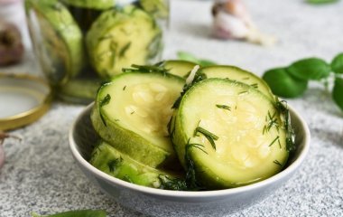 Очень хрустящие и без уксуса: маринованные кабачки с лимоном от Евгения Клопотенко