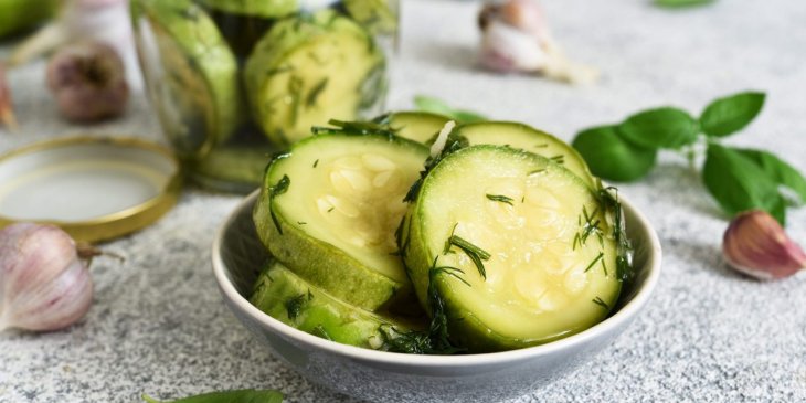 Очень хрустящие и без уксуса: маринованные кабачки с лимоном от Евгения Клопотенко