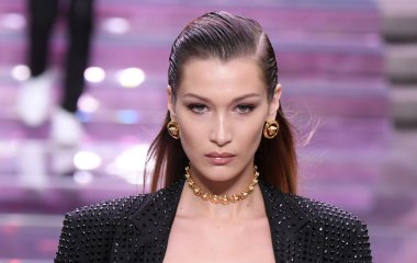 Белла Хадид вышла в свет в кружевном бюстгальтере