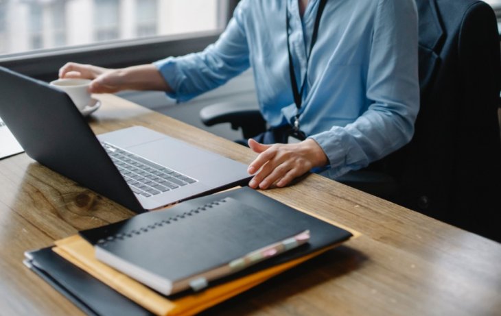 Ортопед розповіла про вплив неправильної пози за комп'ютером на мозок