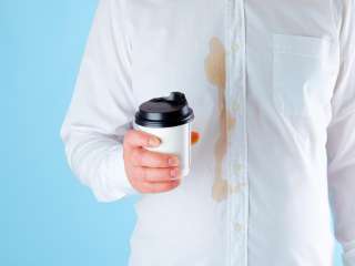 Не останется и следа: назван лайфхак, как убрать пятно от кофе
