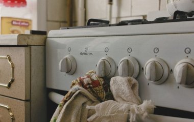 Більше не відтиратимете жир годинами: п’ять домашніх способів, які зроблять ручки плити ідеально чистими за лічені хвилини