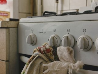 Більше не відтиратимете жир годинами: п’ять домашніх способів, які зроблять ручки плити ідеально чистими за лічені хвилини