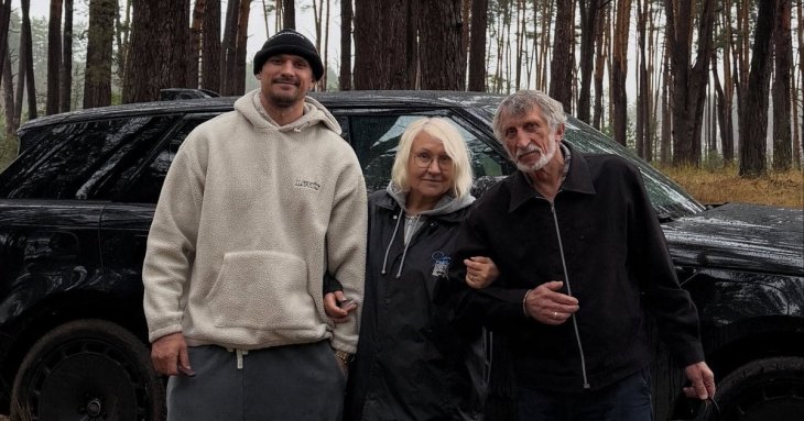 Тарас Цимбалюк приїхав до батьків до рідного Корсуня і показав, як із ними по гриби ходив