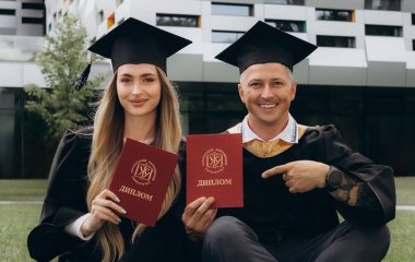 Олександр Педан з донькою закінчив університет і похвалився їхніми дипломами: