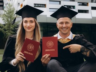 Олександр Педан з донькою закінчив університет і похвалився їхніми дипломами: