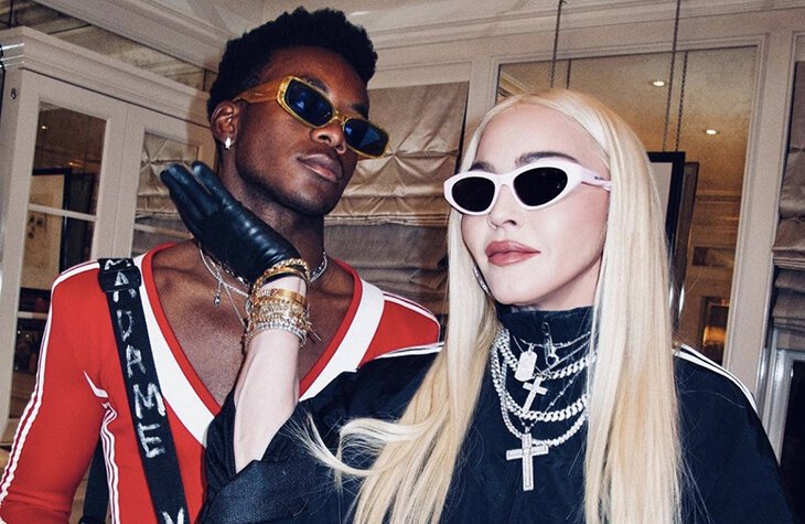 Сын Мадонны появился в платье с разрезом на турнире по боксу