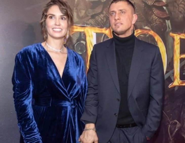 «Плюхнулась бомбочкой»: Муцениеце в бикини нырнула в бассейн, а потом поманила бюстом в мокром лифе