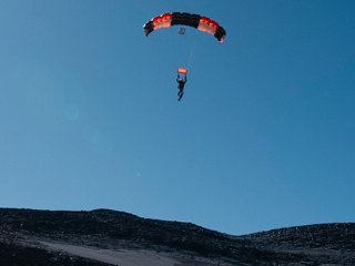 Екстремал приземлився з парашутом на найвищий вулкан планети — фото