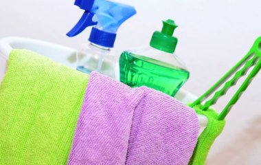 Додайте у воду ці домашні засоби і пил 