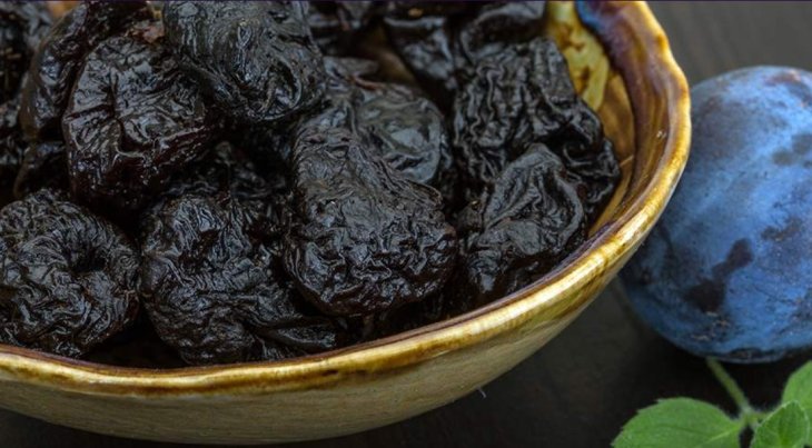 Диетолог рассказал об особенной пользе чернослива для женщин