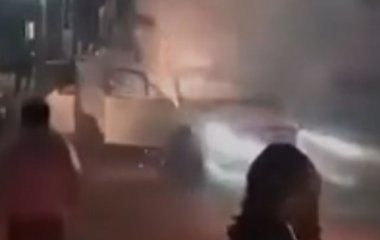 Весільний автомобіль із нареченим 