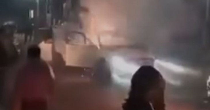 Весільний автомобіль із нареченим