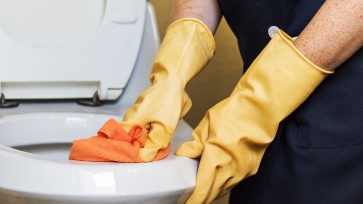 Насыпьте соль в унитаз и вы забудете о плохом запахе: простой лайфхак