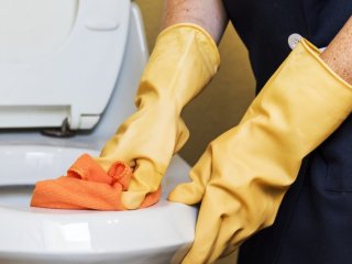 Насыпьте соль в унитаз и вы забудете о плохом запахе: простой лайфхак