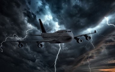 Безпека польотів під час грози – як пілоти обходять шторми та захищають пасажирів