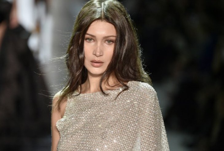 Белла Хадид в черном бикини на примерке «Victoria’s Secret»