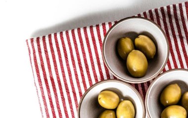 Популярний продукт, який допоможе впоратися із болем: що ми не знаємо про звичайні оливки