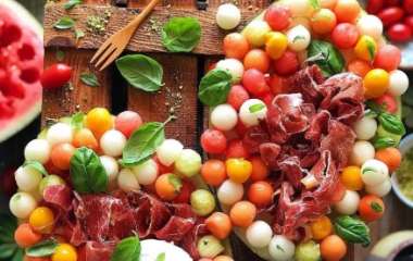 Готовим вкусный летний салат с арбузом, мятой и моцареллой