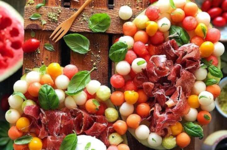 Готовим вкусный летний салат с арбузом, мятой и моцареллой