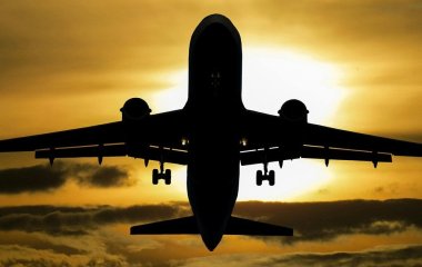 Чоловік оголився у літаку на очах у шокованої жінки та дитини: цим все не закінчилось