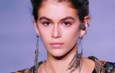 Кайя Гербер кардинально изменила имидж во время показа бренда «Miu Miu»