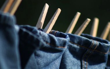 Які важливі дії потрібно зробити перед пранням джинсового одягу