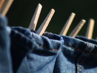 Які важливі дії потрібно зробити перед пранням джинсового одягу