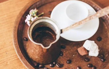 3 вагомі причини, щоб запивати кавою склянкою води