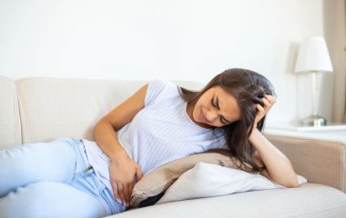 Может быть симптомом серьезной болезни: когда нужно обратиться к врачу если болит живот