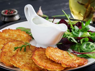 Таких смачних дерунів ви ще не їли: додайте цей простий продукт — і картопляна маса не темнітиме
