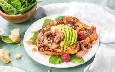 Тост с авокадо и шампиньонами