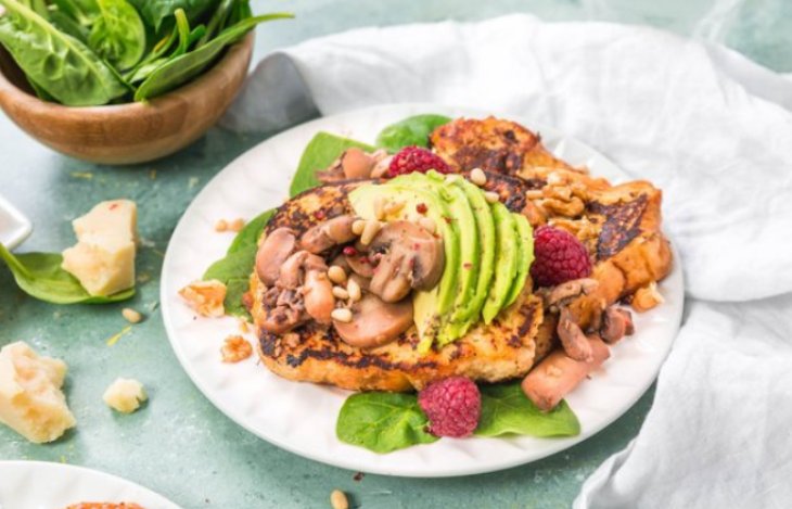 Тост с авокадо и шампиньонами