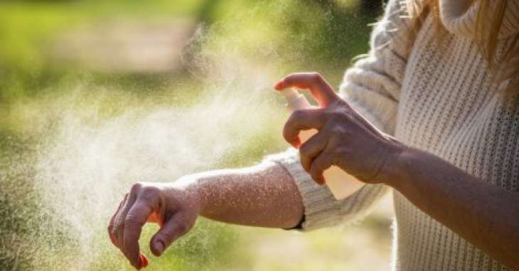 Биолог перечислила запахи, которые отпугивают комаров, клещей и мошек