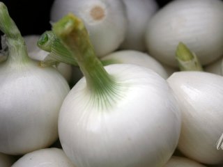Кому категорично не можна їсти цибулю