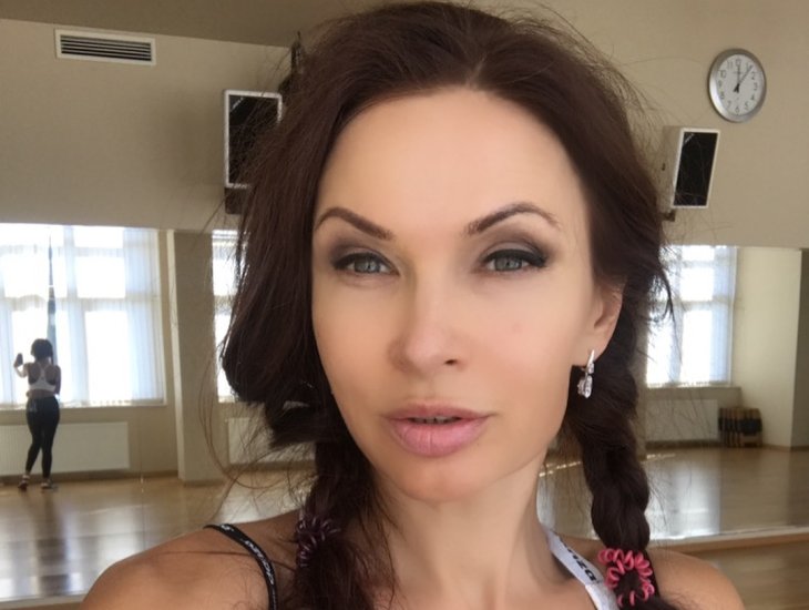 Эвелина Бледанс позировала в белом кейпе