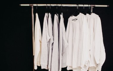 Тільки 3 ложки цього у воду — і жовтизна та сірість зникають: білі речі знову сяють, ні краплі хлорки