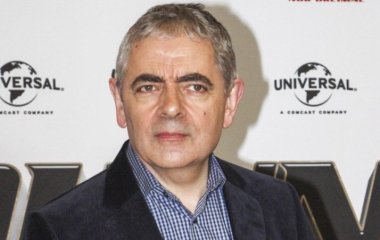 Постаревшего Роуэна Аткинсона заметили на съемках в новом образе