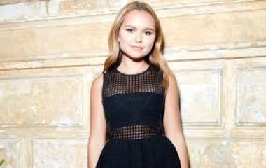 Дочь Дмитрия Маликова вышла в свет в черном костюме