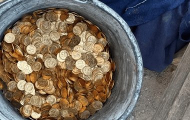 Випадковий блиск у землі відкрив найбільший скарб регіону — археологи не повірили власним очам (фото)