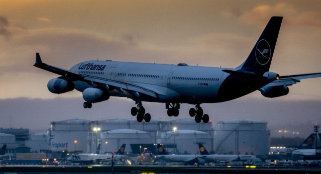 Жінка народила в літаку перед приземленням в Нью-Йорку: що відомо