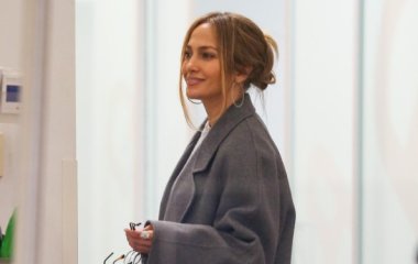 Дженнифер Лопес в укороченном топе отправилась в магазин антикварной мебели (фото)