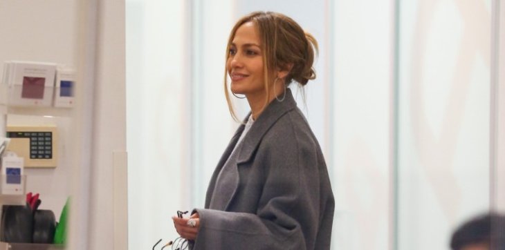 Дженнифер Лопес в укороченном топе отправилась в магазин антикварной мебели (фото)